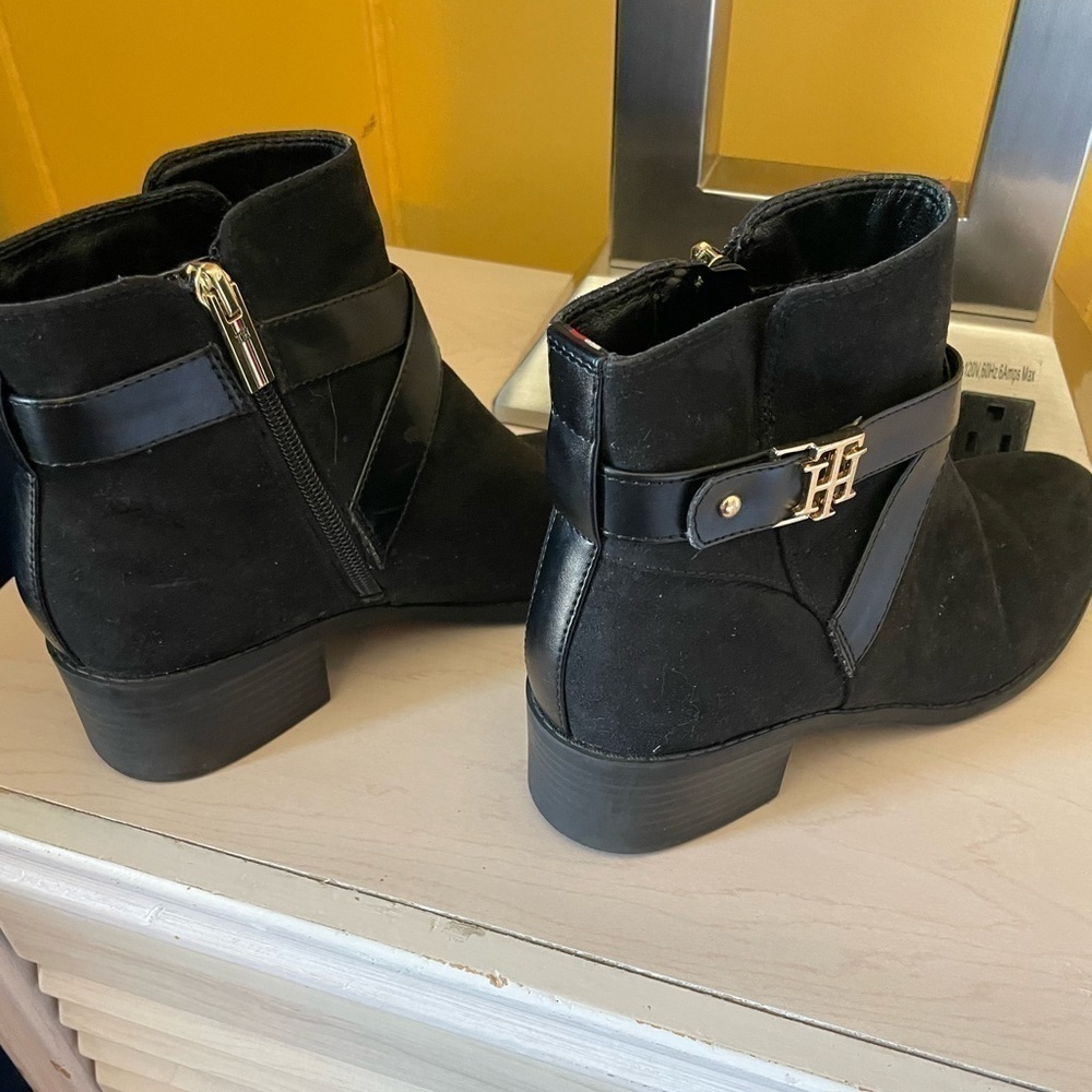 TOMMY HILFIGER Women’s Shoe Flat Ankle Booties Black Suede Gold Accents Size 6.5 - Picture 3 of 10